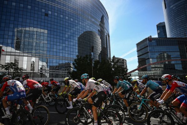 Ce dimanche 24 juillet, les cyclistes au départ de la 21e et dernière étape de la 109e édition du Tour de France sont partis de La Défense Arena, à Nanterre.