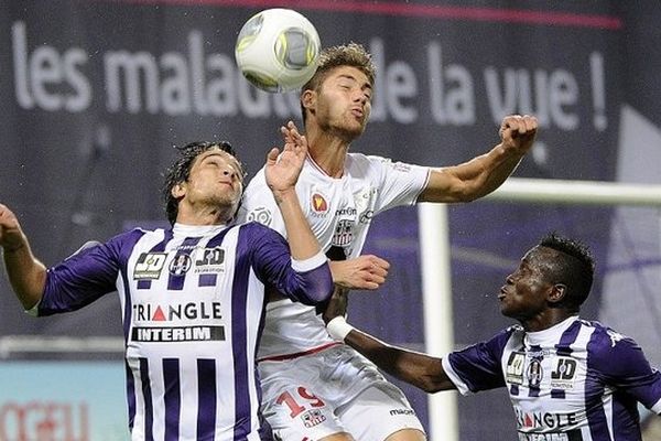 Les toulousains Oscar Trejo et Issiaga Sylla aux prises avec le Corde Paul Lasne