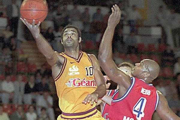 Hugues Occansey lors du dernier match entre le CSP Limoges et le CSKA Moscou en 1997