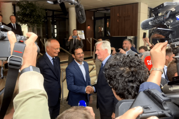 Le Premier ministre Michel Barnier, accueilli par le maire de Reims Arnaud Robinet et Édouard Philippe, président du parti Horizons, ce 11 septembre 2024.