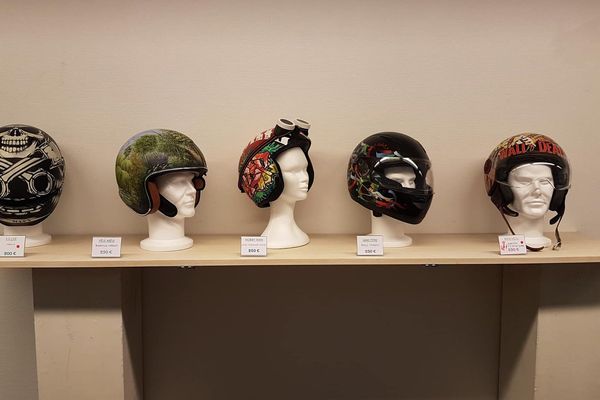 Les casques sont exposés dans la galerie Hamon au Havre jusqu'au 3 octobre