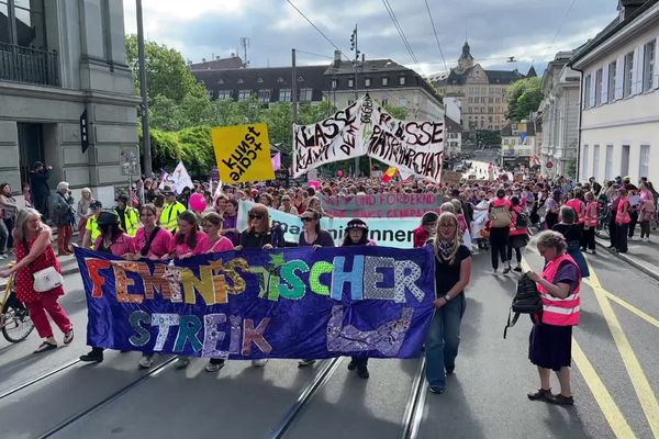 Plusieurs milliers de personnes ont défilé dans les rues de Bâle (Suisse) ce vendredi 14 juin 2024 pour demander l'égalité des droits entre les femmes et les hommes.