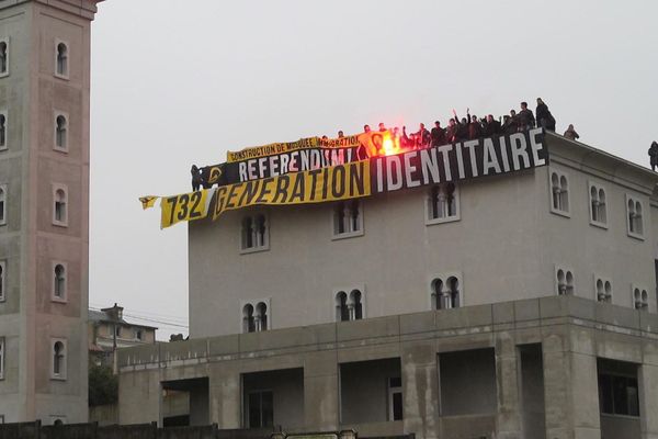 Mosquée Poitiers, le 20 octobre 2012, occupée par les militants de Génération Identitaire.