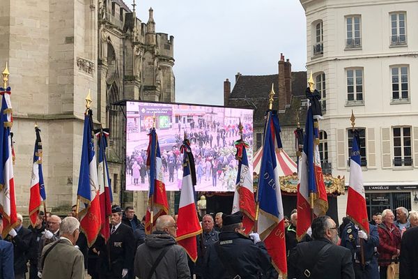 Obsèques de Marie-Louise Fort à Sens : un écran géant installé devant la cathédrale