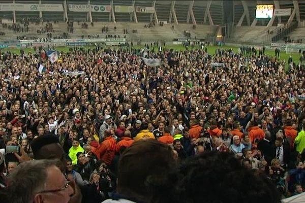 La foule sur le terrain de la Licorne pour fêter la montée !