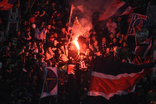 Les supporters parisiens lors de la finale de la Coupe de la Ligue PSG-Monaco 