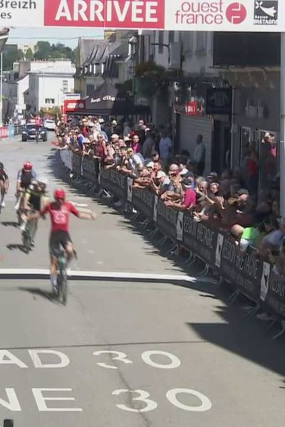 Florian Dauphin remporte à Carhaix une victoire de prestige. L'équipe Arkéa a brillé lors de cette difficile 2e étape de la Kreiz Breizh Elites.