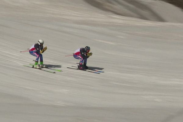 Deux skieurs de l'équipe de France s'entraîne sur le cross Park des Deux Alpes