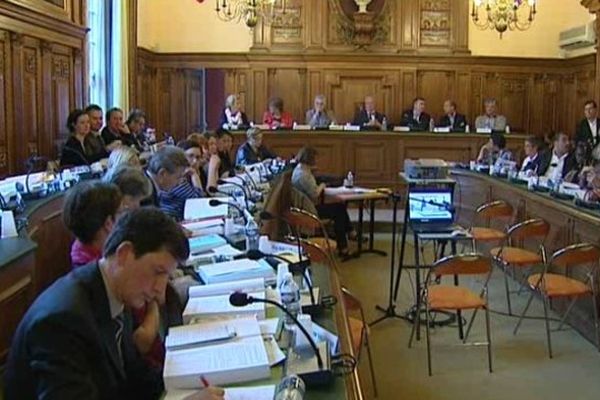 Vendredi soir, le Conseil Municipal de Clermont-Ferrand a adopté par 46 voix contre 7 la modification du Plan d'Occupation des Sols. Une nouvelle étape dans le bras de fer qui oppose, d'un côté, la Ville et  de l'autre le CHU et les promoteurs privés, au sujet de l'aménagement de l'Hôtel-Dieu.