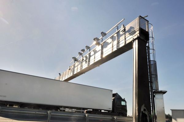 Un camion traverse un portail "écotaxe" à Montauban-de-Bretagne (mars 2014)