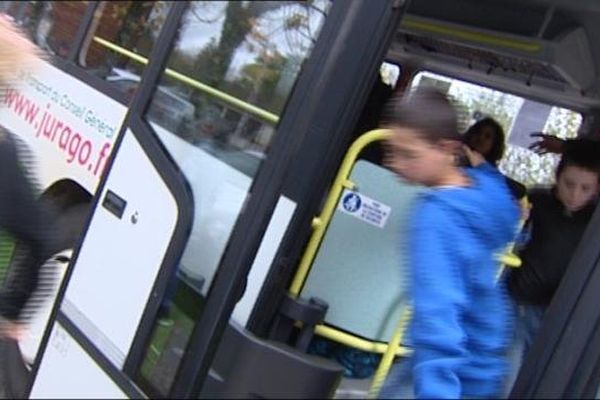 Clairvaux-les-Lacs : évacuation d'un bus scolaire