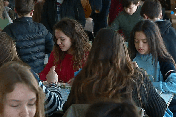 Dans ce collège, les allergènes sont indiqués dans le menu, à l’entrée de la cantine. 