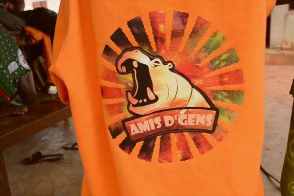 Logo de l'association "Ami d'gens" des étudiants en Fac de médecine de Nancy, sur une veste d'orphelin du Bénin.