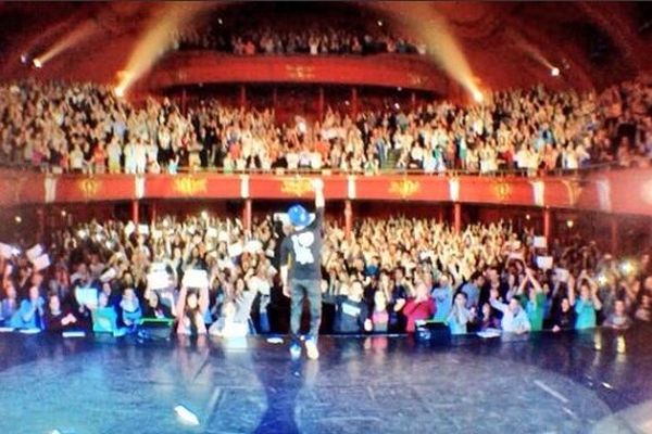 Kev Adams et le théâtre Sébastopol debout à Lille