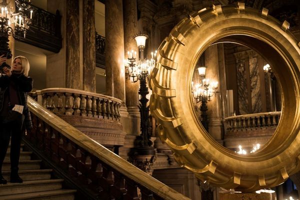 Les deux pneus dorés, intégrés à l'ensemble d'installations "Saturnales" au Palais Garnier, ont été réalisés par le plasticien Claude Lévêque pour les 350 ans de l'Opéra de paris.