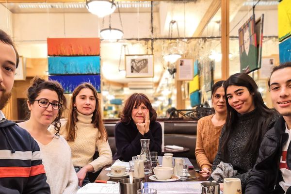 Les cinq jeunes StreetReporters à la rencontre de Raphaëlle Bacqué (journaliste au Monde) accompagnés de leur formatrice Nathalie Gathié (journaliste indépendante)