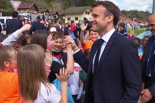 Emmanuel Macron avec les écoliers de La Cluse et Mijoux, dans le Haut-Doubs, le 27 avril 2023