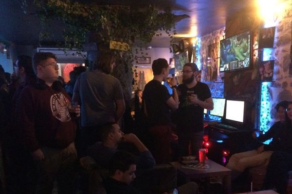 Une centaine de joueurs s'était donné rendez-vous dans ce bar grenoblois pour la finale du Championnat du monde de "League of legends".