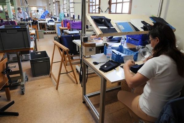 10 Septembre 2009 : des détenues travaillent dans un atelier de confection, à la prison des femmes de Rennes.