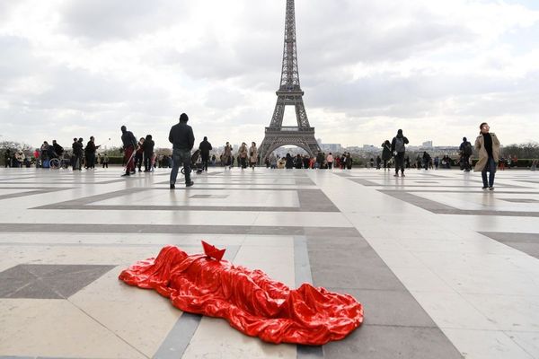 "Le Migrant" a notamment été installé devant le Tour Eiffel