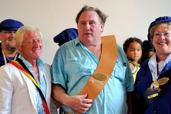 Gérard Depardieu, fait citoyen d'honneur d'Estaimpuis-Néchin par le maire de la commune Daniel Senesael. 