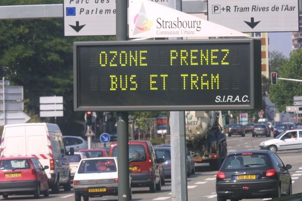 Un panneau routier à l'entrée de Strasbourg incitant les usagers de la route à utiliser les transports en commun.