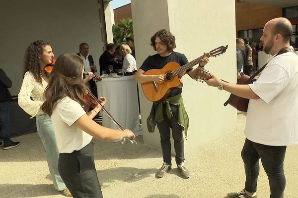 Lundi 23 septembre, les 14 étudiants de la licence "Musique et chants traditionnels de Corse et de Méditerranée" ont fait leur rentrée.