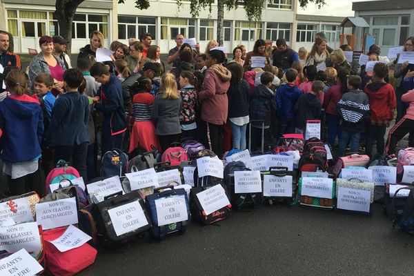 Opération "Cartable dans la cour" à l'école Eustache Restout ce lundi matin à Caen