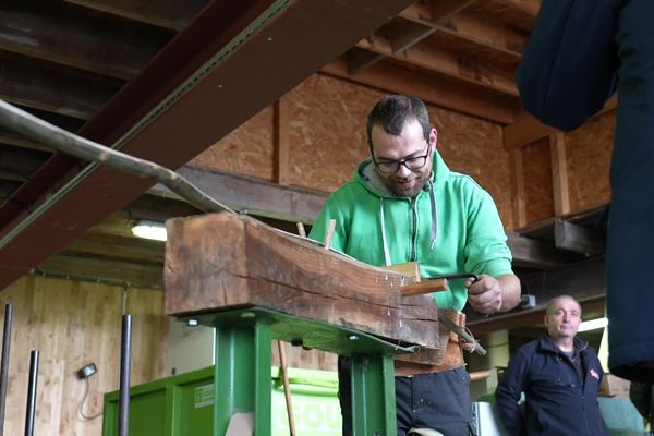 Cette scierie met en avant son savoir-faire local : car c'est l’une des rares à fabriquer des feuillards, ces lames de châtaignier qui encerclent les tonneaux.