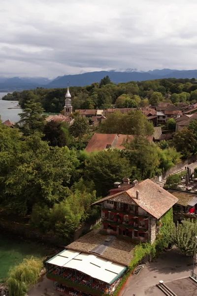 La fortification d'Yvoire se déroule au XIVe siècle, lorsque les comtes de Savoie étendent leur hégémonie autour du Léman.