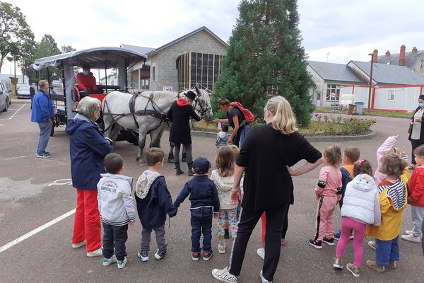 Une calèche pour aller manger à la cantine dans la commune de Lormes dans la Nièvre.