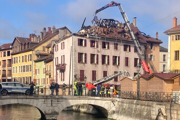 Un incendie a ravagé plusieurs appartements et causé la mort d'un personne, ce mercredi 30 octobre, dans le centre-ville d'Annecy (Haute-Savoie).