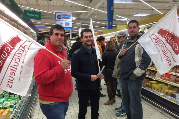 La FDSEA et les Jeunes Agriculteurs de Saône-et-Loire étaient réunis vendredi dans une grande surface de Chalon-sur-Saône. 