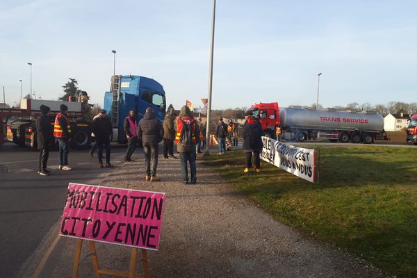 Ce mardi 21 mars, à Tavaux près de Dole dans le Jura, une trentaine d'opposants à la réforme des retraites a bloqué le "rond-point de la chimie".