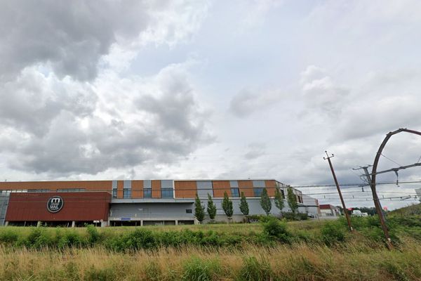 Le feu s'est déclaré dans ce centre commercial de Saint-Paul-lès-Dax.