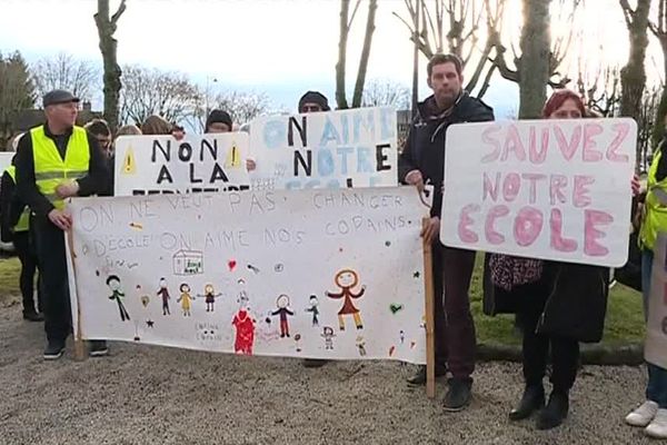 Parents d'élèves et personnel s'opposent à la fermeture de l'école de Lachy, à 6 kilomètres de Sézanne. 