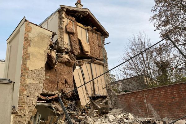 Les décombres s'accumulant au pied de ce qui reste de la maison en partie effondrée.