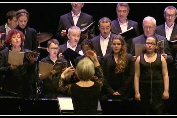 Le choeur Accentus et des personnes du public sur la scène de l'opéra de Rouen