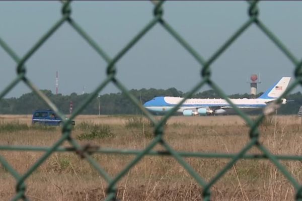 L'Air Force One après son atterrissage à Bordeaux ce samedi 24 août. 