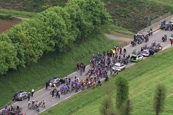 Une énorme chute, d'une grosse cinquantaine de coureurs du peloton, provoque l'annulation de la 6e étape.