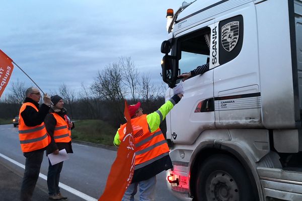 Dès 8h ce lundi 16 décembre opération escargots au rond-point nord  de Vitry-le François. 