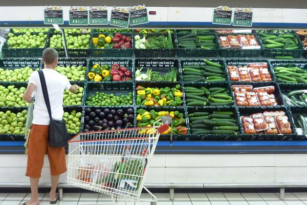 La confiance des ménages français s'est dégradée en juin pour atteindre son plus bas niveau depuis août 2016, en raison d'un regain de pessimisme sur le contexte économique hexagonal, a annoncé mercredi 27 juin l'Insee dans un communiqué.