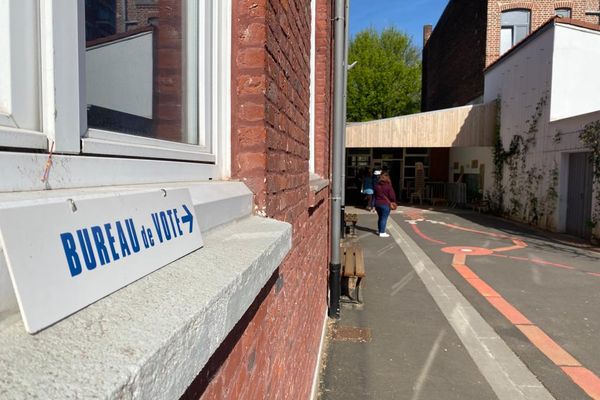 Un bureau de vote dans une école du quartier de Wazemmes à Lille, ce dimanche 10 avril 2022.