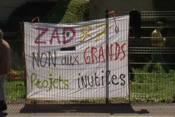 Les membres du collectif ZAD 87 lors de l'occupation du terrain en centre ville de Limoges le 14 avril