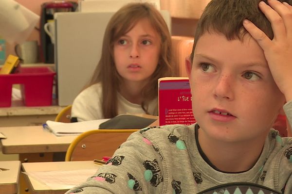 Des élèves sans masque dans une classe des Arc-sur-Argens.