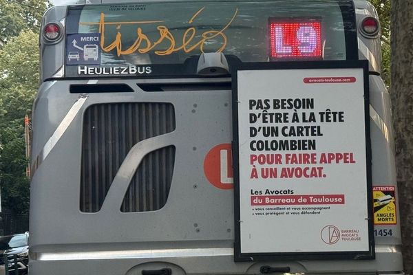 La campagne des avocats de Toulouse affichée sur un bus et qui fait polémique