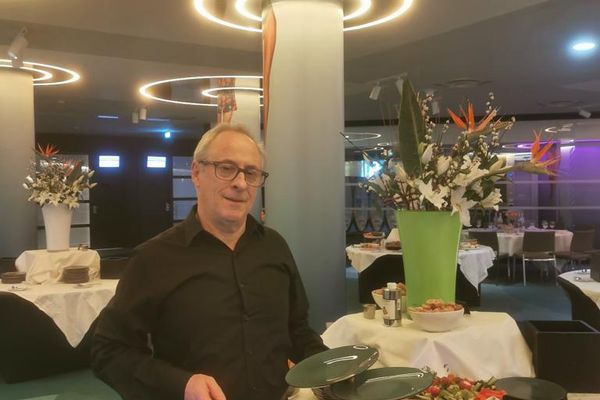 Philippe L., embauché par une agence d'intérim, travaille comme maître d'hôtel dans des restaurants haut de gamme.