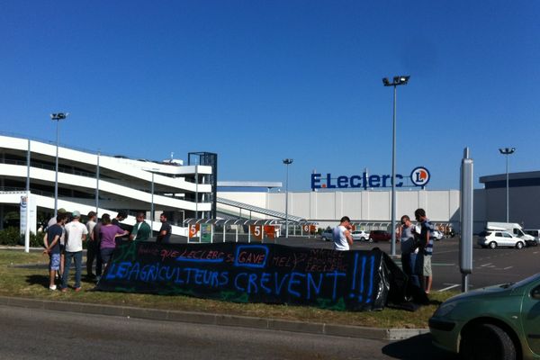 Les agriculteurs de la Loire en colère contre les grandes surfaces