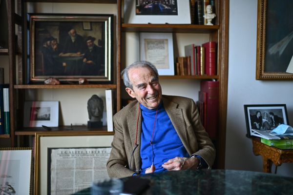 Portrait de Robert Badinter à son domicile parisien en février 2021. Jeune adulte, il suit des études de lettres et de droit avant d'ouvrir son propre cabinet. Il était un passionné de théâtre, de littérature et d'opéra.