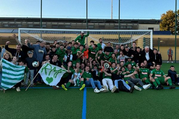 Les amateurs de Ruffiac/Malestroit et leurs supporters après la qualification face à Auray au 6e tour de la Coupe de France